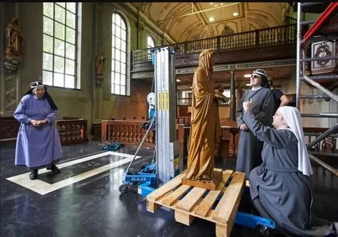 De Drie-Zusters Kapel: Een Ontroerend Fragment van Heiliger Angst en Mysterieuze Verheffing!