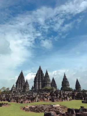  De Prambanan Tempel: Een Monumentale Ode aan Hindoeïstische Godheid!